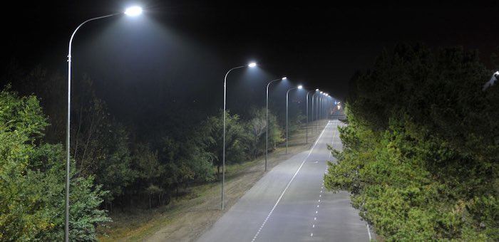 На региональных дорогах устанавливают электроосвещение