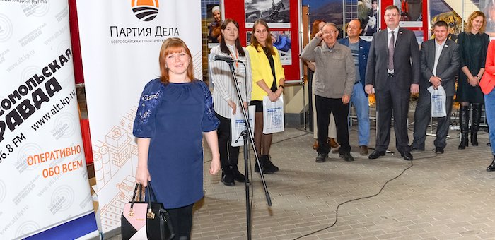 «Надо любить свою работу»: фотовыставка «Лица труда» проходит в Горно-Алтайске