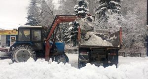 Снегоуборочная техника продолжает работу на улицах города
