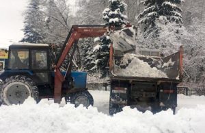 Снегоуборочная техника продолжает работу на улицах города Снегоуборочная техника продолжает работу на улицах города
