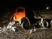 КАМАЗ ночью врезался в дерево в Горно-Алтайске
