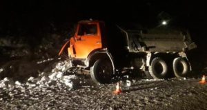 КАМАЗ ночью врезался в дерево в Горно-Алтайске