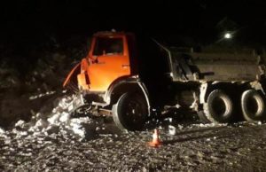 КАМАЗ ночью врезался в дерево в Горно-Алтайске