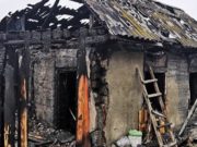 Очевидцы спасли ребенка и пенсионерку из горящего дома Очевидцы спасли ребенка и пенсионерку из горящего дома