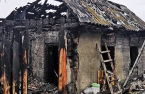 Очевидцы спасли ребенка и пенсионерку из горящего дома Очевидцы спасли ребенка и пенсионерку из горящего дома