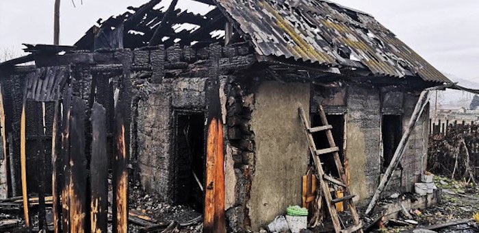 Очевидцы спасли ребенка и пенсионерку из горящего дома