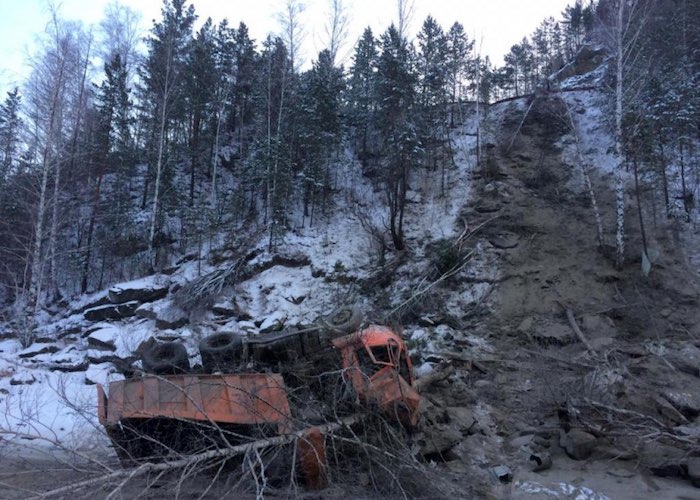 Около турбазы «Катунь» КАМАЗ сорвался в обрыв, водитель госпитализирован