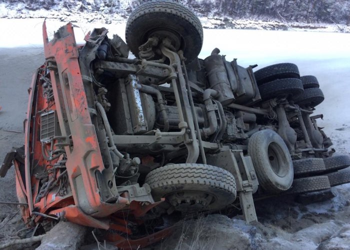 Около турбазы «Катунь» КАМАЗ сорвался в обрыв, водитель госпитализирован