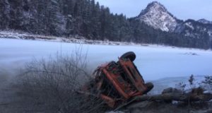 Около турбазы «Катунь» КАМАЗ сорвался в обрыв, водитель госпитализирован