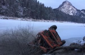 Около турбазы «Катунь» КАМАЗ сорвался в обрыв, водитель госпитализирован Около турбазы «Катунь» КАМАЗ сорвался в обрыв, водитель госпитализирован