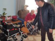 Жительнице Усть-Мунов вручили специализированное кресло-коляску Жительнице Усть-Мунов вручили специализированное кресло-коляску