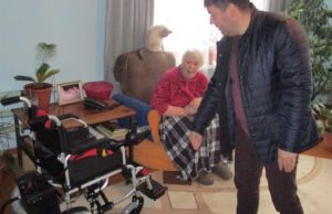 Жительнице Усть-Мунов вручили специализированное кресло-коляску Жительнице Усть-Мунов вручили специализированное кресло-коляску