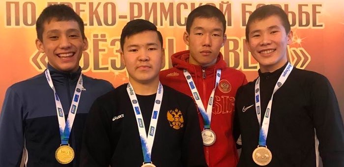 Золото, серебро и две бронзы завоевали борцы с Алтая в Сургуте