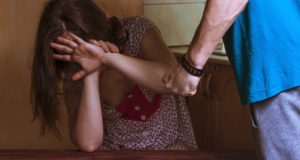 Мужчина устроил возлюбленной сцену ревности с побоями через несколько лет после расставания Мужчина устроил возлюбленной сцену ревности с побоями через несколько лет после расставания