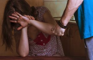 Мужчина устроил возлюбленной сцену ревности с побоями через несколько лет после расставания Мужчина устроил возлюбленной сцену ревности с побоями через несколько лет после расставания