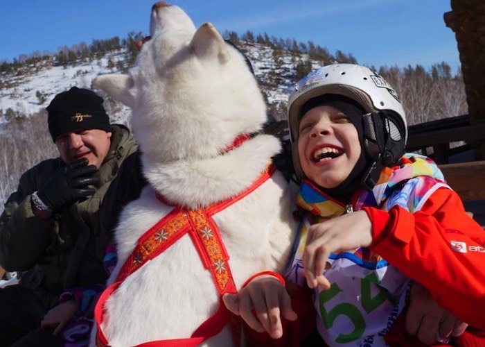 Большое сердце: московская школьница собрала деньги на реабилитацию мальчика из Онгудая