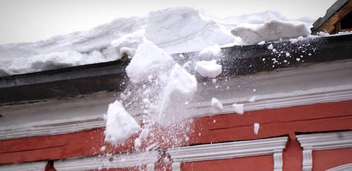 Жителей республики призывают к осторожности из-за возможного схода снега с крыш
