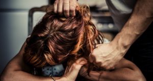 Суд вынес приговор абьюзеру, который едва не изуродовал сожительницу Суд вынес приговор абьюзеру, который едва не изуродовал женщину ножом
