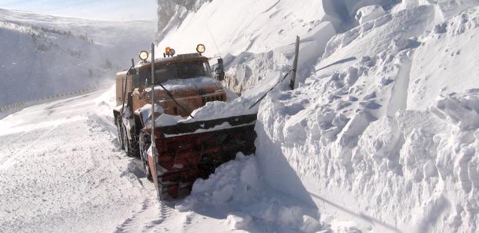 Угроза схода снежных лавин на дороги сохраняется на Алтае