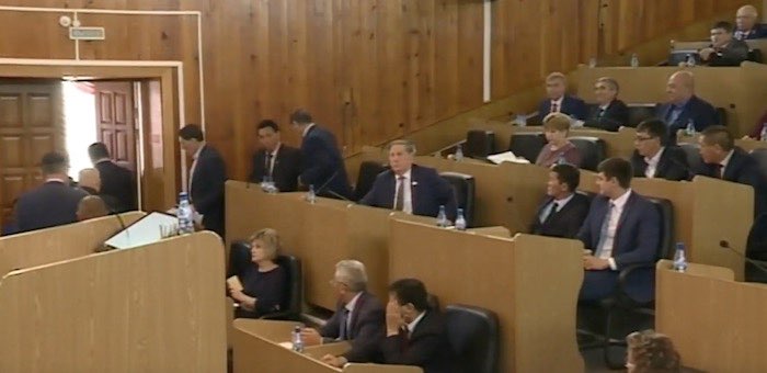 «Условия ставить должны мы, а не они»: подробности депутатского демарша