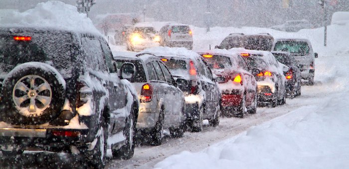 Синоптики прогнозируют сильный снегопад, людей просят соблюдать меры безопасности