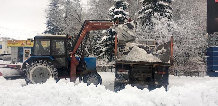 Олег Хорохордин поручил взять в лизинг снегоуборочную технику и убрать сосульки с крыш