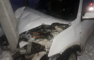 Автомобиль врезался в опору ЛЭП, госпитализированы двое маленьких детей Автомобиль врезался в опору ЛЭП, госпитализированы двое маленьких детей