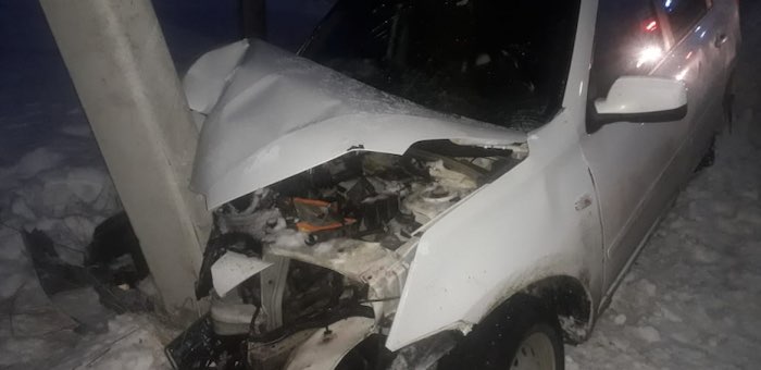 Автомобиль врезался в опору ЛЭП, госпитализированы двое маленьких детей