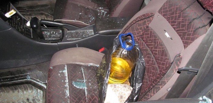Переодевшись женщиной, ревнивый мужчина из мести поджег одну машину и пытался поджечь вторую