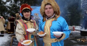 Гостей зимнего фестиваля угостили аутентичными алтайскими лакомствами