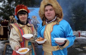 Гостей зимнего фестиваля угостили аутентичными алтайскими лакомствами Гостей зимнего фестиваля угостили аутентичными алтайскими лакомствами