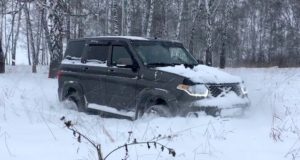 Очередной случай неудачной поездки за водкой на угнанной у работодателя машине: УАЗ Patriot увяз в снегу