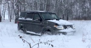 Очередной случай неудачной поездки за водкой на угнанной у работодателя машине: УАЗ Patriot увяз в снегу Очередной случай неудачной поездки за водкой на угнанной у работодателя машине: УАЗ Patriot увяз в снегу