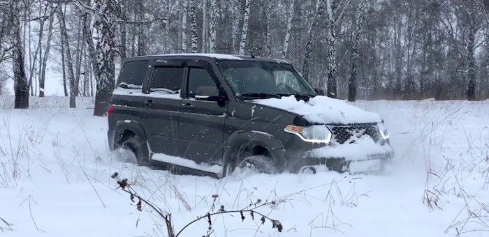 Очередной случай неудачной поездки за водкой на угнанной у работодателя машине: УАЗ Patriot увяз в снегу