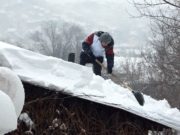 Молодежь выходит на борьбу со снегом Молодежь выходит на борьбу со снегом