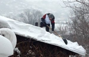 Молодежь выходит на борьбу со снегом Молодежь выходит на борьбу со снегом