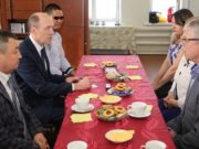 Представители общества слепых встретились с главой республики Представители общества слепых встретились с главой республики