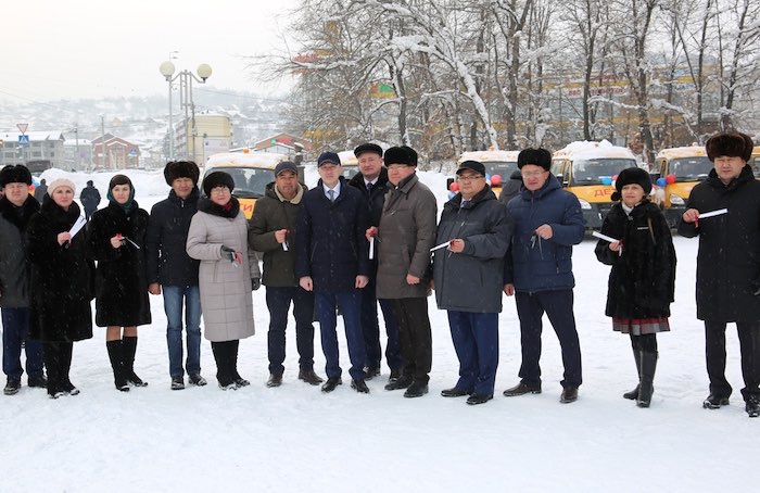 Районы получили автомобили скорой помощи и школьные автобусы