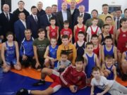 Спортсмены получили новый борцовский ковер Спортсмены получили новый борцовский ковер
