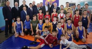 Спортсмены получили новый борцовский ковер Спортсмены получили новый борцовский ковер