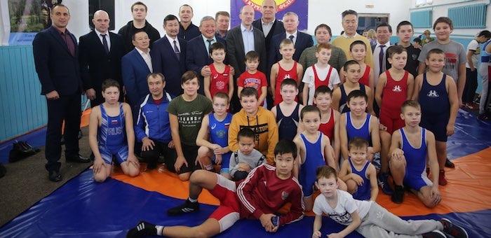 Спортсмены получили новый борцовский ковер