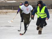 Турнир по хоккею в валенках прошел в Караколе Турнир по хоккею в валенках прошел в Караколе