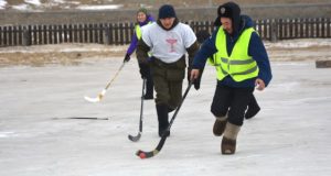 Турнир по хоккею в валенках прошел в Караколе