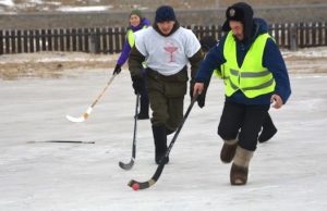 Турнир по хоккею в валенках прошел в Караколе Турнир по хоккею в валенках прошел в Караколе
