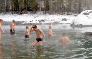 Почти 6 тысяч человек приняли участие в крещенских купаниях Почти 6 тысяч человек приняли участие в крещенских купаниях