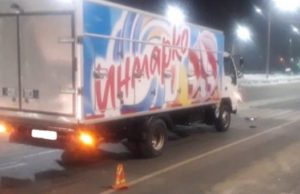 Грузовик врезался в иномарку перед пешеходным переходом Грузовик врезался в иномарку перед пешеходным переходом
