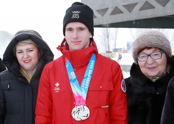 В Горно-Алтайске торжественно встретили призера юношеской Олимпиады Дениса Иродова