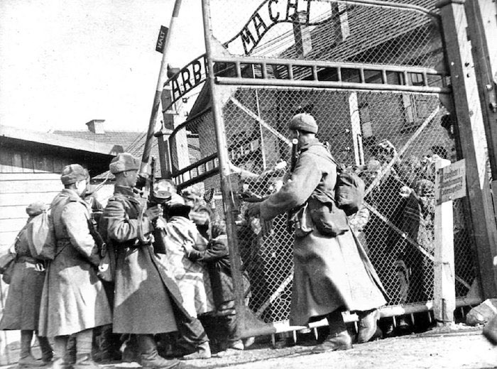 Советские воины открываюn ворота лагеря Аушвиц I
