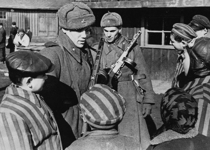 Советские солдаты общаются с детьми, освобожденными из Освенцима