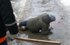 Сломавшая ногу из-за гололеда горожанка отсудила 50 тыс. компенсации морального ущерба Сломавшая ногу из-за гололеда горожанка отсудила 50 тыс. компенсации морального ущерба